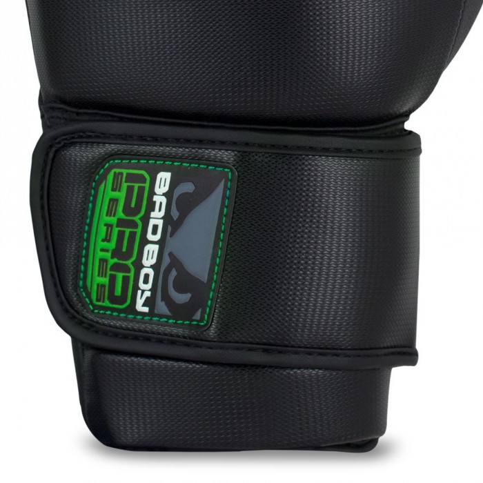 Боксерские перчатки Bad Boy Pro Series 3.0 Green 10 ун.